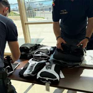 Peste 100 de articole vestimentare și parfumuri, în valoare de peste 100.000 de lei, confiscate de poliţiştii de frontieră la Mangalia