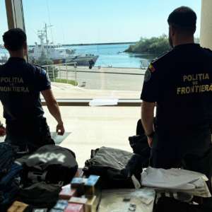 Peste 100 de articole vestimentare și parfumuri, în valoare de peste 100.000 de lei, confiscate de poliţiştii de frontieră la Mangalia