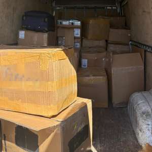 Articole vestimentare susceptibile a fi contrafăcute, în valoare de aproximativ 950.000 de lei, confiscate de poliţiştii de frontieră arădeni