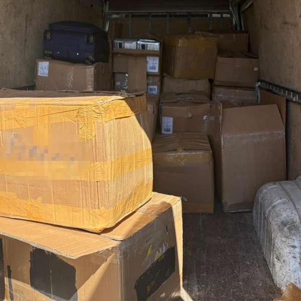 Articole vestimentare susceptibile a fi contrafăcute, în valoare de aproximativ 950.000 de lei, confiscate de poliţiştii de frontieră arădeni