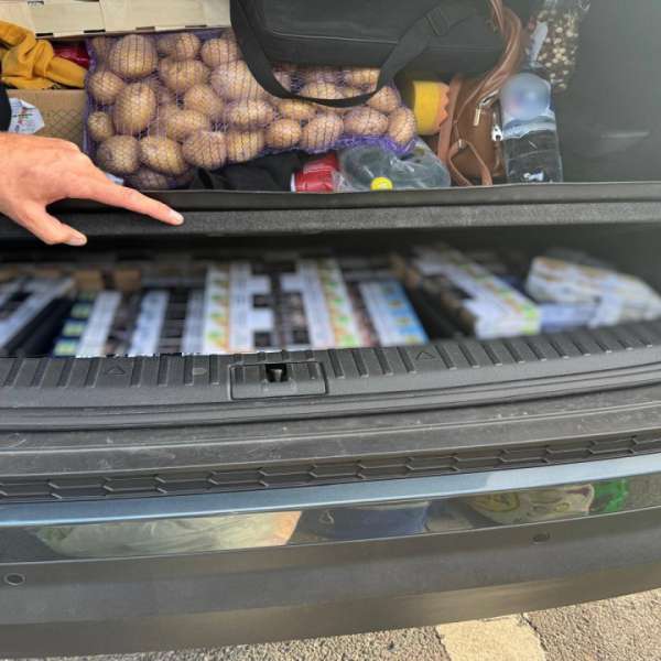 Țigarete și motorină de contrabandă descoperite ascunse în portbagajul unui autoturism, la controlul de frontieră