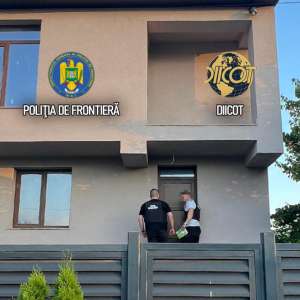 Culturi in-door de canabis descoperite de polițiștii de frontieră. O persoană arestată și una sub control judiciar