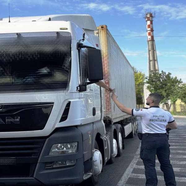 Autocamion radiat din circulație, descoperit în trafic, la ieșirea din România