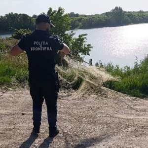 O nouă lovitură dată braconierilor: 160 de metri de plase ilegale scoase din apă de polițiștii de frontieră botoșăneni