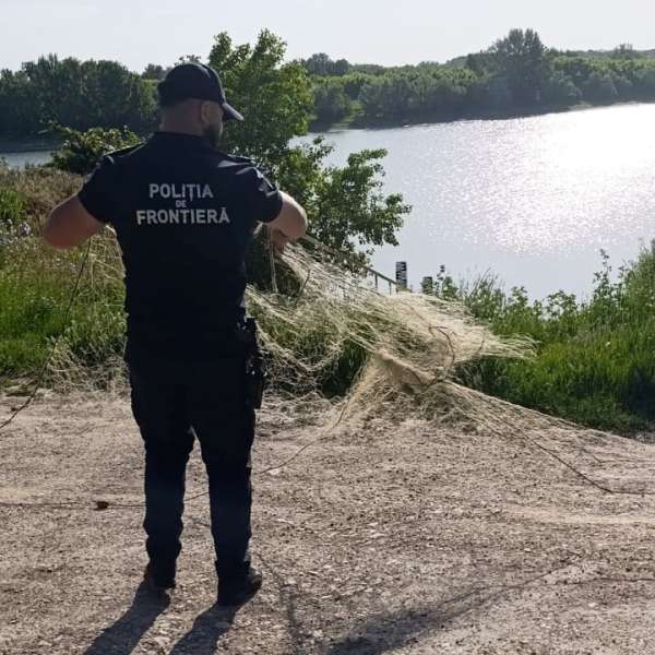 O nouă lovitură dată braconierilor: 160 de metri de plase ilegale scoase din apă de polițiștii de frontieră botoșăneni
