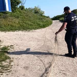 O nouă lovitură dată braconierilor: 160 de metri de plase ilegale scoase din apă de polițiștii de frontieră botoșăneni