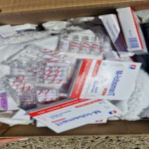 Fiole cu analgezic opioid și produse accizabile descoperite de polițiștii de frontieră