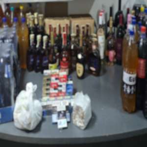 Fiole cu analgezic opioid și produse accizabile descoperite de polițiștii de frontieră