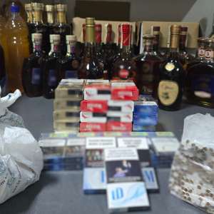 Fiole cu analgezic opioid și produse accizabile descoperite de polițiștii de frontieră