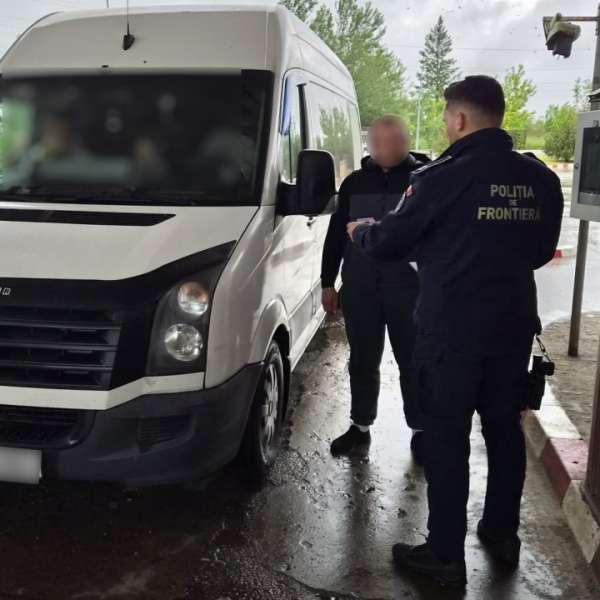 Fotografia unui permis &bdquo;fabricat&rdquo; pe calculator, prezentată la controlul de frontieră