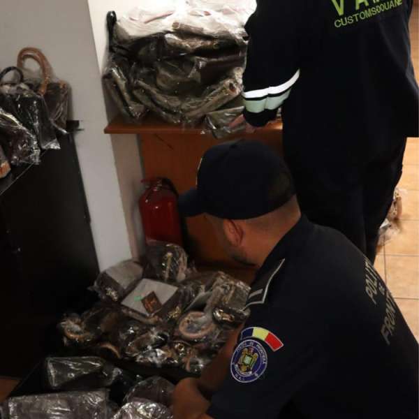 Actiuni BLITZ: țigarete ascunse &icirc;n plafonul unui microbuz și &icirc;n locașul destinat roții de rezervă, descoperite &icirc;mpreună cu bunuri susceptibile a fi contrafăcute