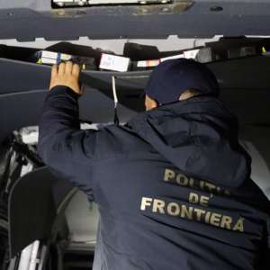 Actiuni BLITZ: țigarete ascunse în plafonul unui microbuz și în locașul destinat roții de rezervă, descoperite împreună cu bunuri susceptibile a fi contrafăcute