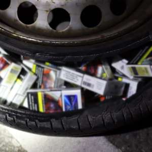 Actiuni BLITZ: țigarete ascunse în plafonul unui microbuz și în locașul destinat roții de rezervă, descoperite împreună cu bunuri susceptibile a fi contrafăcute