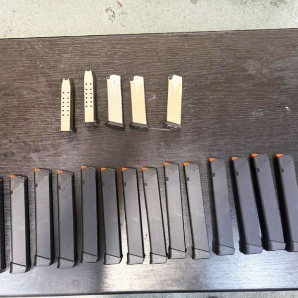 &Icirc;ncărcătoare pentru arme letale și țigarete ascunse &icirc;ntr-un autocar, descoperite de polițiștii de frontieră la Giurgiu
