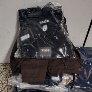 Ţigarete, tutun şi articole vestimentare susceptibile a fi contrafăcute, descoperite pe Aeroportul Otopeni