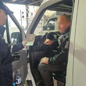 Polițiștii de frontieră l-au descoperit la volan, deși avea dreptul de conduce suspendat