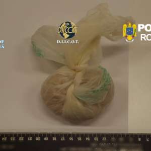 Recidivist prins în flagrant cu droguri de mare risc de poliţiştii de frontieră, arestat preventiv