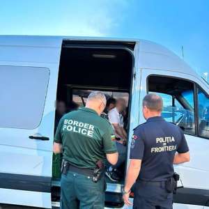 Polițiștii de frontieră doljeni au depistat un urmărit internațional și o minoră dispărută care foloseau identități false