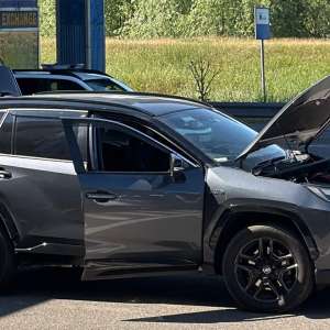 Două autoturisme în valoare de 200.000 de euro, descoperite de polițiștii de frontieră: documente false și serie de șasiu modificată
