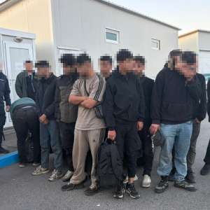 Paisprezece irakieni descoperiți ascunși într-un camion care transporta apă