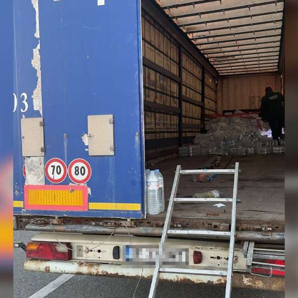 Paisprezece irakieni descoperiți ascunși  &icirc;ntr-un camion care transporta apă