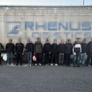 Paisprezece irakieni descoperiți ascunși într-un camion care transporta apă