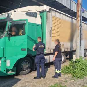 Autocamion cu I.T.P. falsificat, depistat de polițiștii de frontieră hușeni