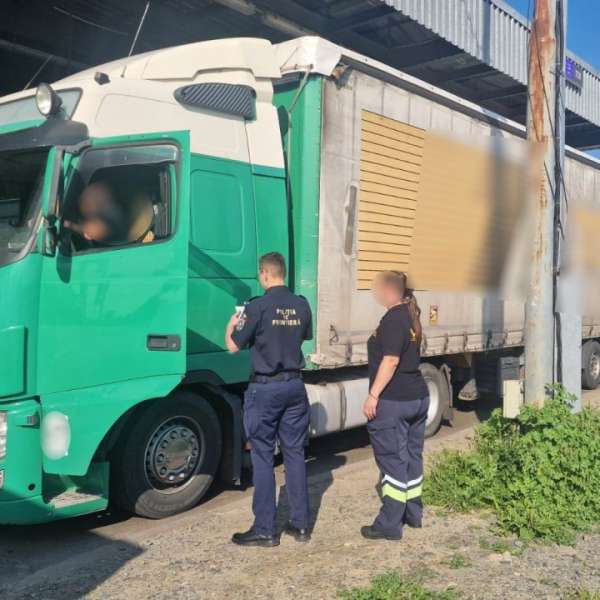 Autocamion cu I.T.P. falsificat, depistat de polițiștii de frontieră hușeni