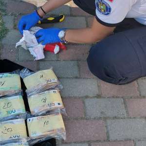 Peste 343.000 de euro, descoperiți ascunși într-un microbuz condus de un cetățean ucrainean urmărit internațional