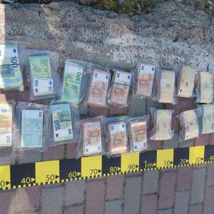 Peste 343.000 de euro, descoperiți ascunși într-un microbuz condus de un cetățean ucrainean urmărit internațional