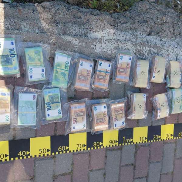 Peste 343.000 de euro, descoperiți ascunși într-un microbuz condus de un cetățean ucrainean urmărit internațional