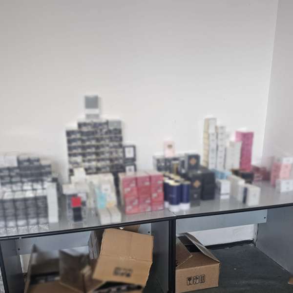 Aproape 800 de produse de parfumerie, susceptibile a fi contrafăcute, descoperite de polițiștii de frontieră din cadrul ITPF Giurgiu