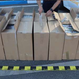 Peste 230.000 de țigarete ascunse într-un palet cu butelii de izobutan, descoperite de polițiștii de frontieră la Calafat