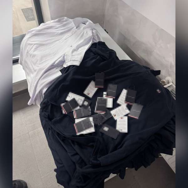 Peste 160 de articole vestimentare cu &icirc;nsemne ale unor mărci cunoscute descoperite &icirc;n PTF Siret