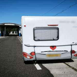 Participant la trafic depistat conducând un autovehicul care tracta o rulotă neînmatriculată