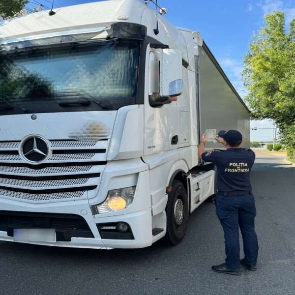 Cetățean rom&acirc;n depistat &icirc;n trafic conduc&acirc;nd un ansamblu rutier fără drept