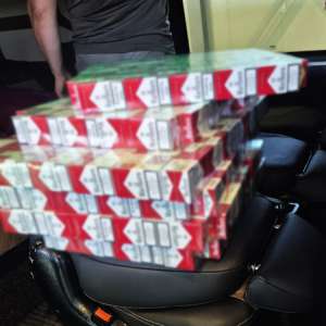 Țigări ascunse în plafonul unui microbuz, descoperite la PTF Vicovu de Sus, într-un locaş special amenajat acţionat prin telecomandă