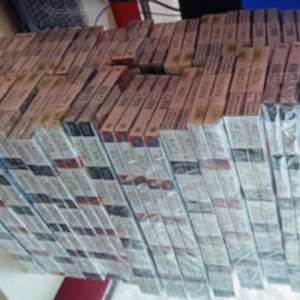 Bunuri fără documente legale, descoperite într-un microbuz la PTF Sculeni