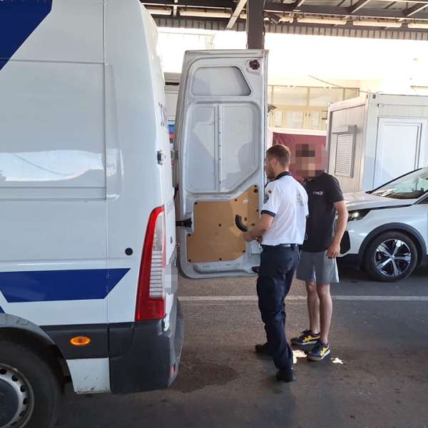 Autoutilitară radiată din circulație, descoperită la controlul de frontieră, la ieșirea din Rom&acirc;nia