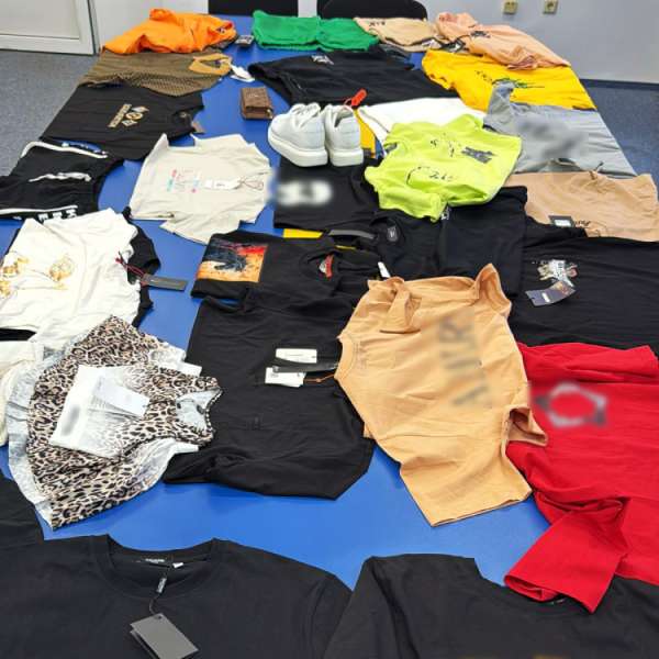Bunuri susceptibile a fi contrafăcute, &icirc;n   valoare de aproximativ 84.000 de lei, descoperite de polițiștii de frontieră