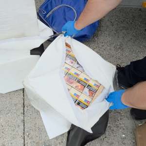 Peste 60.200 țigarete și peste 2.100 de produse susceptibile de a fi contrafăcute, descoperite de polițiștii de frontieră giurgiuveni, în cadrul unor acțiuni BLITZ