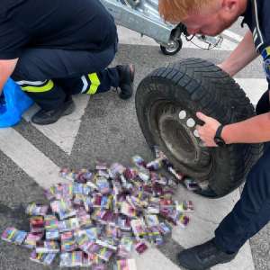 Aproximativ 10.000 de țigarete ascunse în bagaje și într-o roată de rezervă, descoperite de polițiștii de frontieră