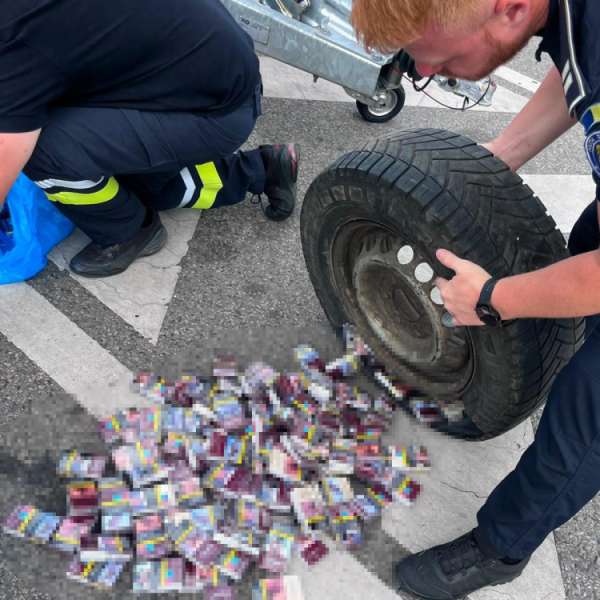 Aproximativ 10.000 de țigarete ascunse &icirc;n bagaje și &icirc;ntr-o roată de rezervă, descoperite de polițiștii de frontieră