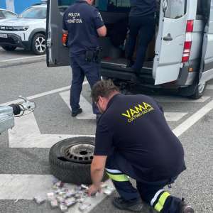 Aproximativ 10.000 de țigarete ascunse în bagaje și într-o roată de rezervă, descoperite de polițiștii de frontieră