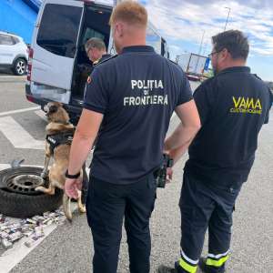 Aproximativ 10.000 de țigarete ascunse în bagaje și într-o roată de rezervă, descoperite de polițiștii de frontieră
