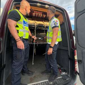 Țigări în valoare de peste 88.000 lei, ascunse în plafon și pereții laterali ai unui microbuz, confiscate de poliţiştii de frontieră arădeni