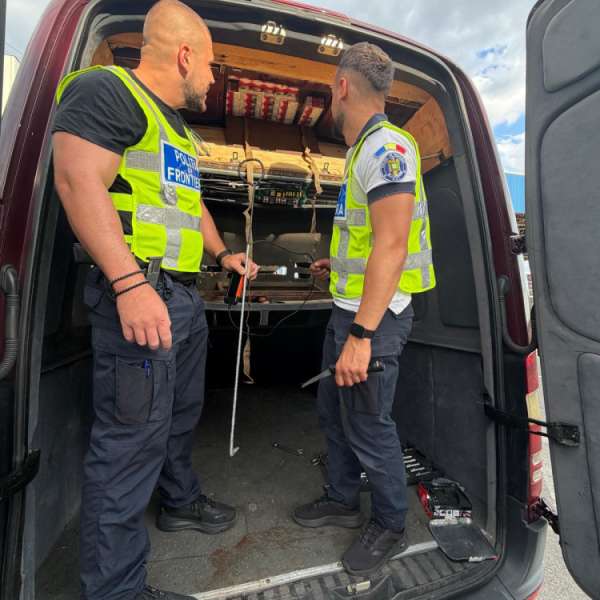 Țigări în valoare de peste 88.000 lei, ascunse în plafon și pereții laterali ai unui microbuz, confiscate de poliţiştii de frontieră arădeni