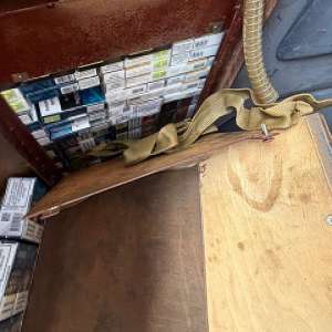 Țigări în valoare de peste 88.000 lei, ascunse în plafon și pereții laterali ai unui microbuz, confiscate de poliţiştii de frontieră arădeni