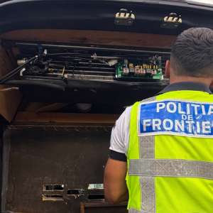 Țigări în valoare de peste 88.000 lei, ascunse în plafon și pereții laterali ai unui microbuz, confiscate de poliţiştii de frontieră arădeni