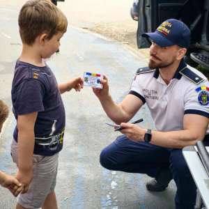 Polițiștii de frontieră arădeni au sărbătorit Ziua Copilului alături de cei mici